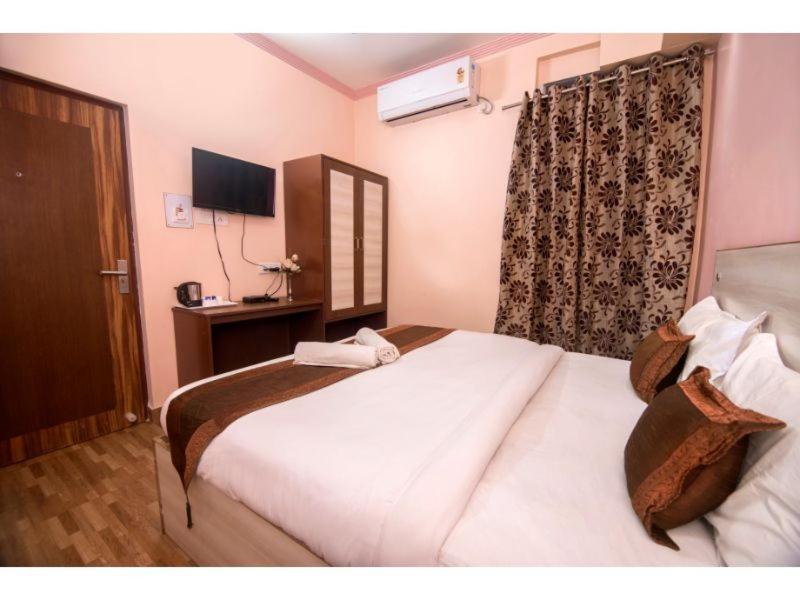 Hotel Bleue Mont Varanasi Exterior photo