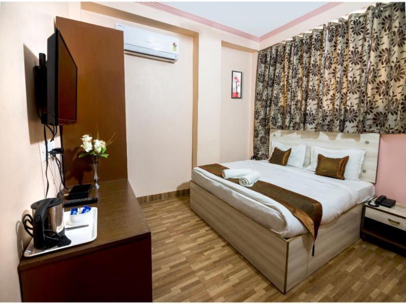 Hotel Bleue Mont Varanasi Exterior photo